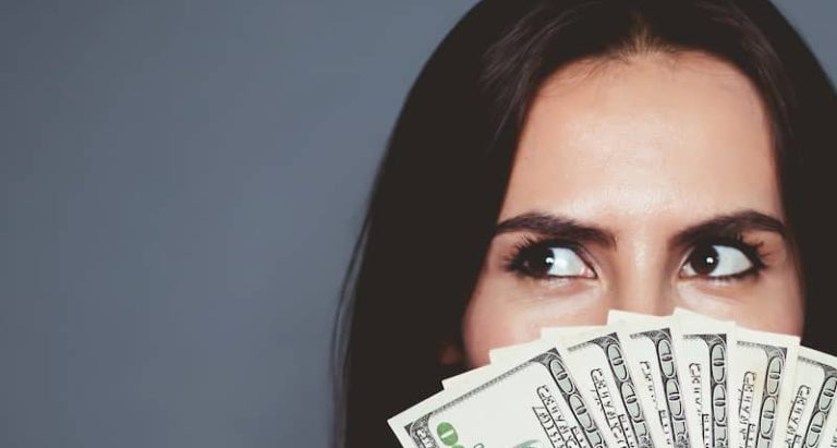 وجهك يكشف سرّك: أنت غني أم فقير؟