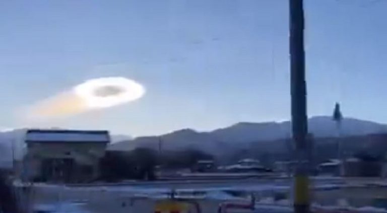 زلزال في اليابان.. وهالة بيضاء في السماء! (فيديو)