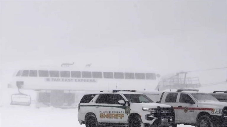 بالفيديو.. قتيل بانهيار جليدي في كاليفورنيا