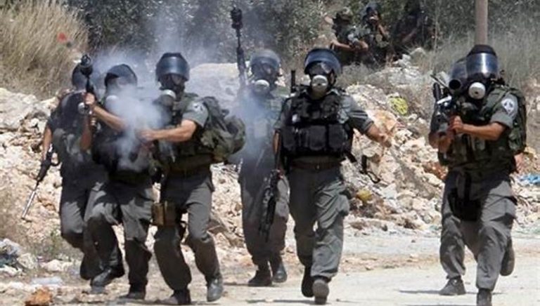 حالات اختناق بالغاز السام بعد اقتحام قوات الإحتلال جنوب الخليل!