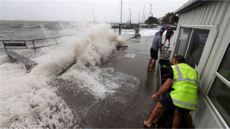 بالفيديو.. إنقاذ إمرأة من مياه الفيضانات