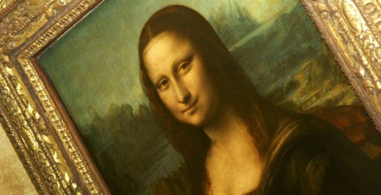 بالفيديو.. سيدتان ترميان الحساء على “الموناليزا”