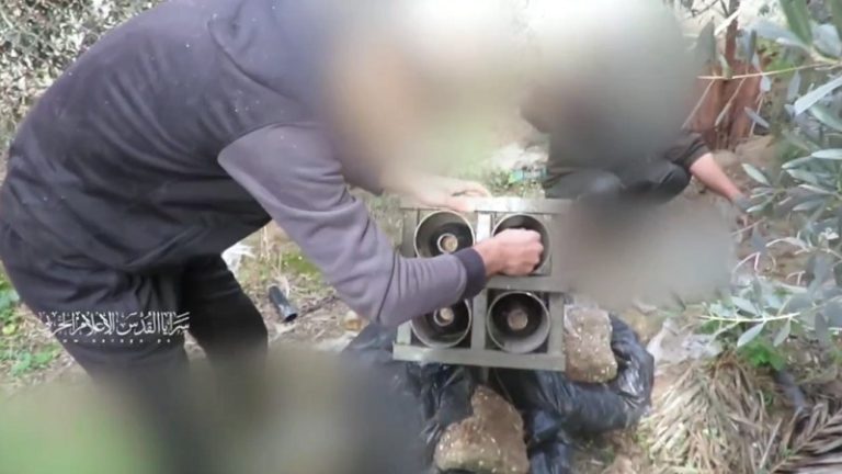 بالفيديو.. “سرايا القدس” تدك تحشدات العدو بالصواريخ في مخيم البريج