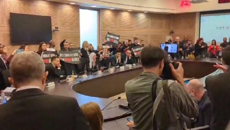 بالفيديو.. عائلات الأسرى الصهاينة يقتحمون جلسة “الكنيست”