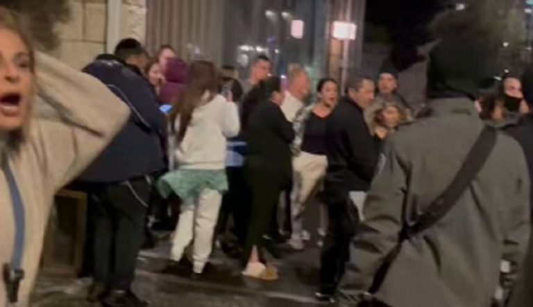 بالفيديو ـ نازحو مستوطنات الشمال يهاجمون أهالي الأسرى.. بسبب “حزب الله”!