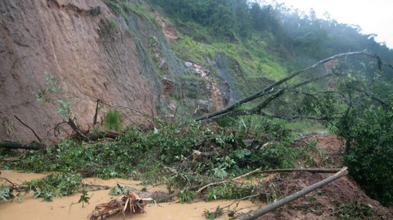 مقتل 11 شخصاً بالأمطار الغزيرة في البرازيل (فيديو)