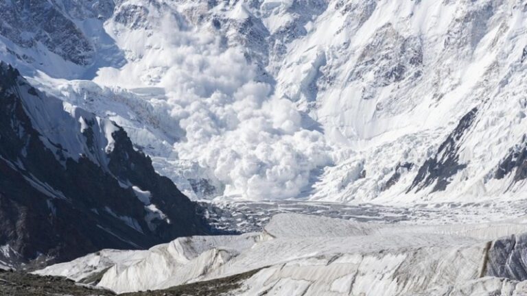 إجلاء سياح بعد محاصرتهم بالثلوج لأسبوع في الصين
