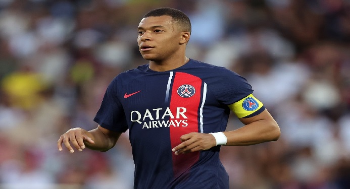 مبابي يرضخ لقرار مدربه