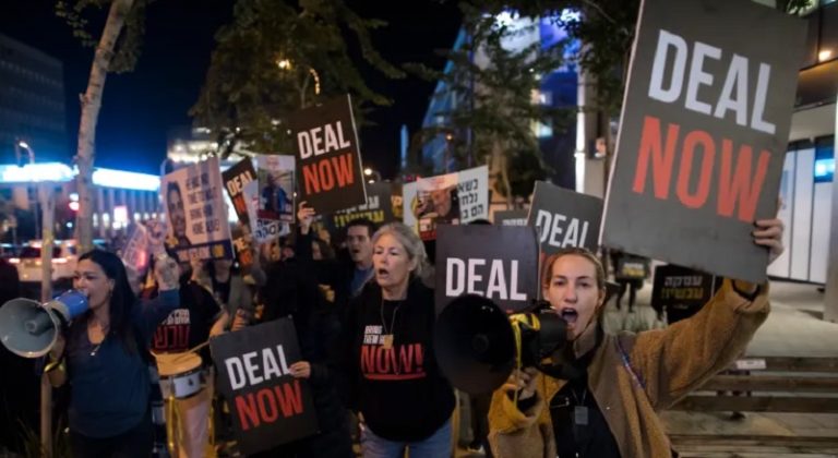 بالفيديو.. مظاهرة في “تل أبيب” لإطلاق سراح الأسرى الصهاينة