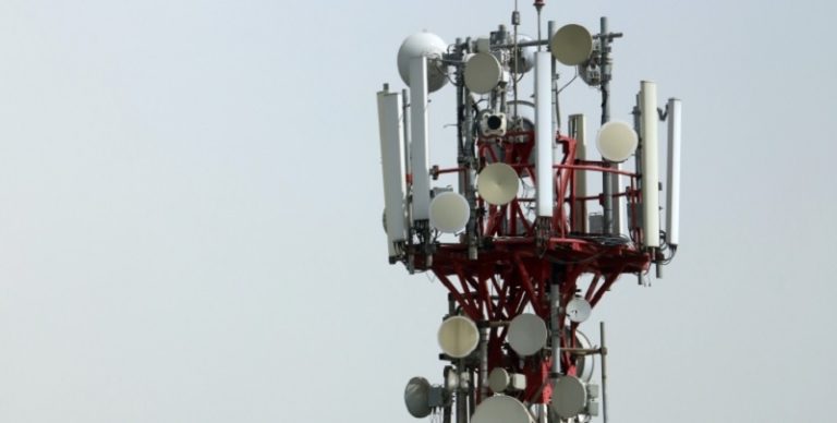 أميركيون يسيطرون على الشبكة الثابتة والإنترنت