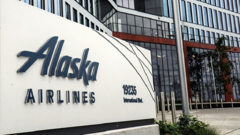 بالفيديو.. تحطم نافذة طائرة ركاب أميركية