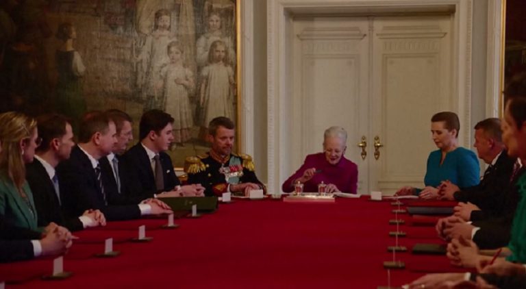 ملكة الدنمارك تسلم ابنها العرش بعد 52 عاماً من الحكم