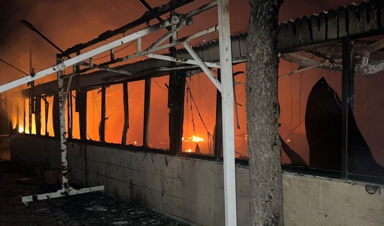 بالفيديو والصور.. حريق في الصرفند ليلاً