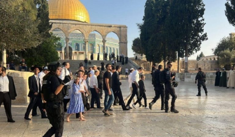 عشرات المستوطنين يقتحمون باحات المسجد الأقصى