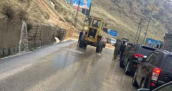 “الأشغال العامة”: آليات الوزارة رفعت الأتربة والصخور على طريق ضهر البيدر