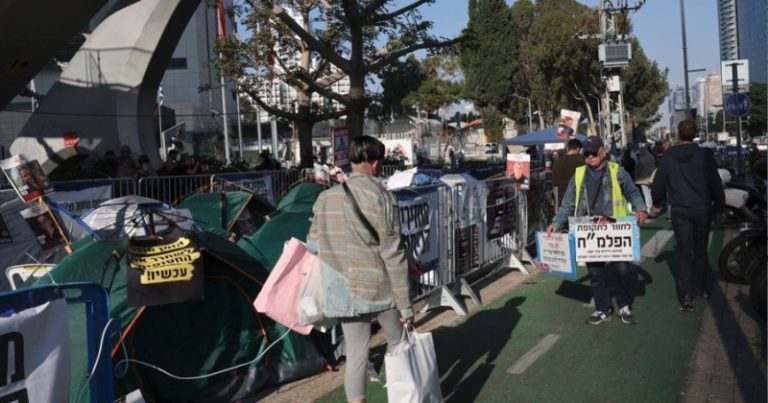 مظاهرة لأهالي الأسرى “الإسرائيليين” أمام منزل نتنياهو