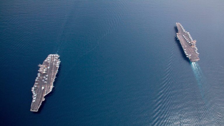 “ميرسك” تغير مسارها بعيداً عن البحر الأحمر: نأمل أن يساهم التدخل الدولي باستئناف الملاحة