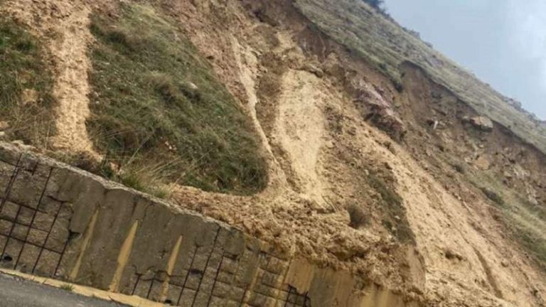 ممنوع مرور الشاحنات على طريق ضهر البيدر