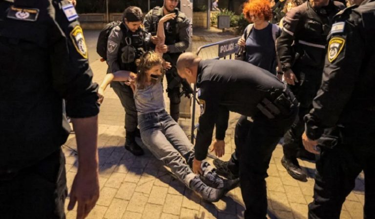 مواجهات بين المتظاهرين وشرطة الاحتلال أمام “الكنيست”