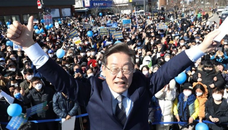 بالفيديو ـ لحظة طعن زعيم المعارضة في كوريا الجنوبية