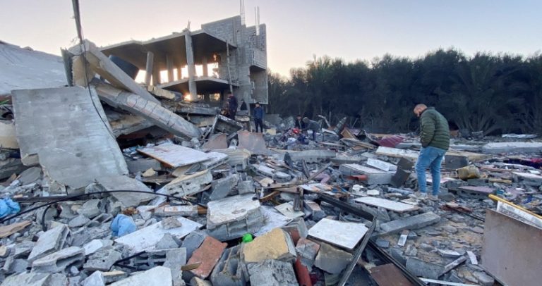 بالفيديو.. عشرات الشهداء والجرحى بقصف للعدو على خان يونس