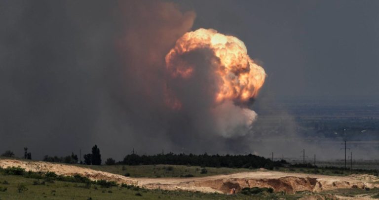 بالفيديو.. حريق ضخم في مستودع شركة روسية