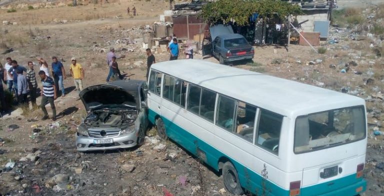 جرحى بحادث سير بين باص مدرسي وسيارة