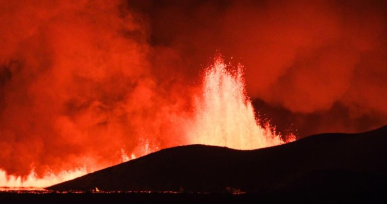 بالفيديو.. ثوران بركان في إيسلندا!
