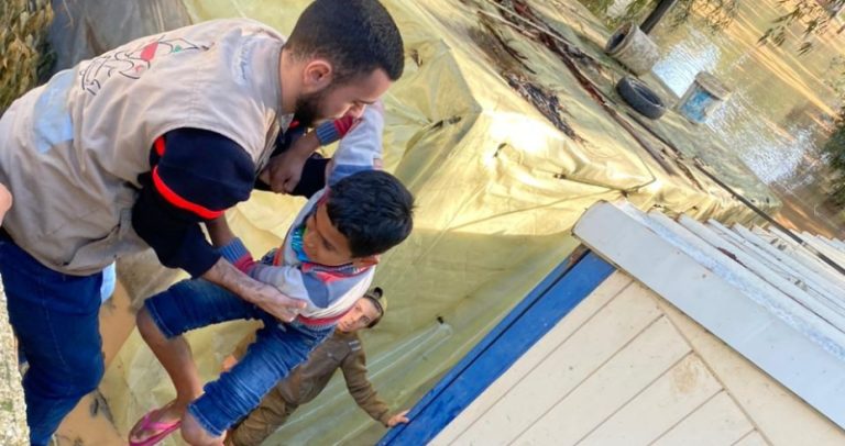 إنقاذ عائلة في نهر الليطاني