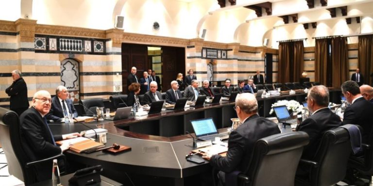 السلطة تفرّق بين المتقاعدين والموظفين