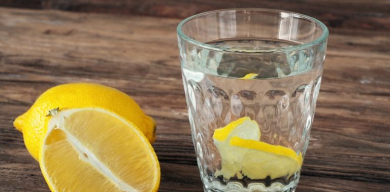 الماء بالليمون يضر الأسنان؟