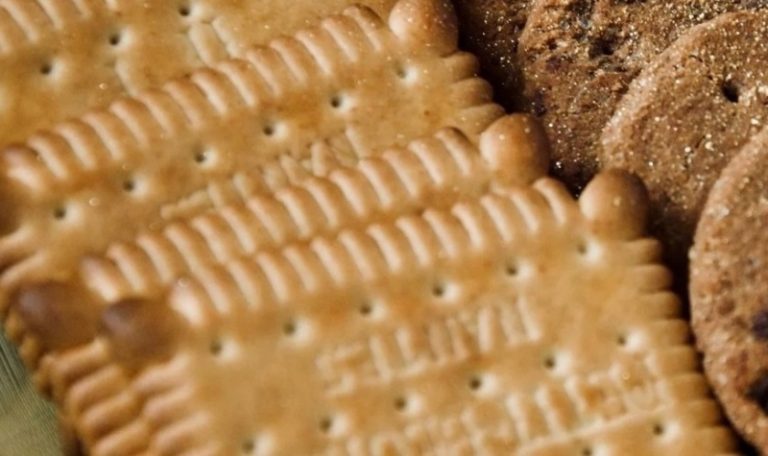 بسبب “يرقات العثة”.. سحب منتجات البسكويت من السوق البريطاني