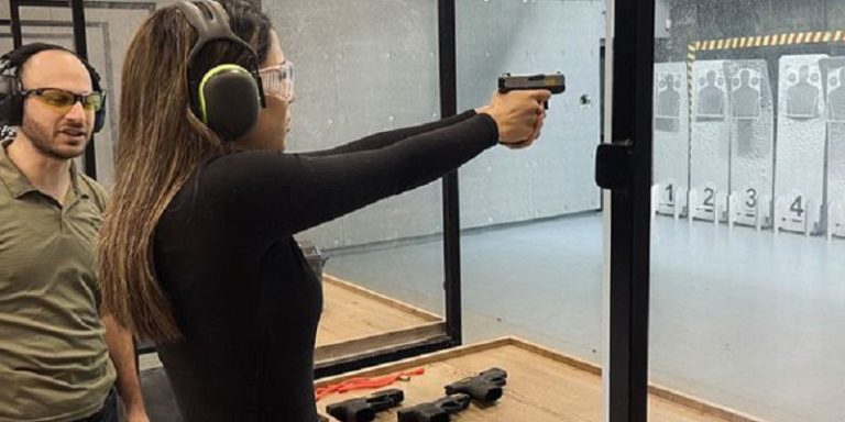 مذيعة بمسدس على خصرها!