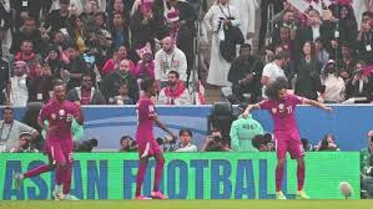 قطر تهزم طاجكستان وتقدم خدمة للبنان