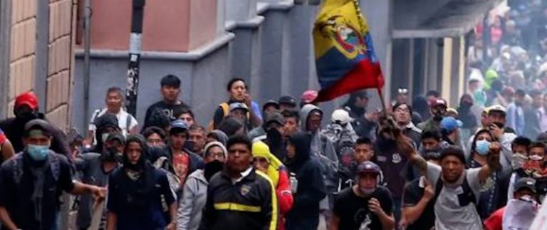 بالفيديو.. لكثرة حواجز التفتيش تنقل عارياً في الشارع!