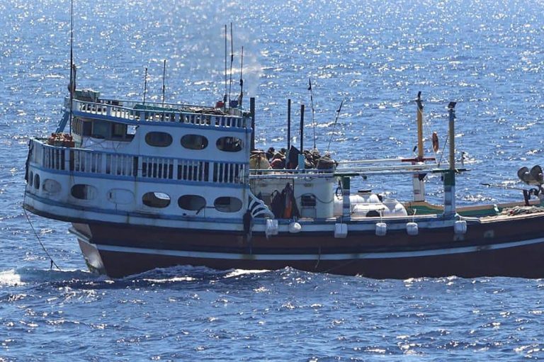 البحرية الهندية تنقذ سفينتين من القراصنة