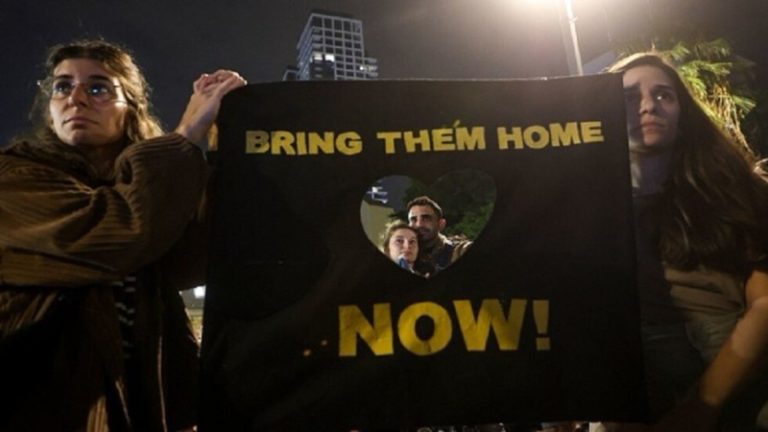 بالفيديو.. تظاهرة في “تل أبيب” تطالب بتبادل الأسرى