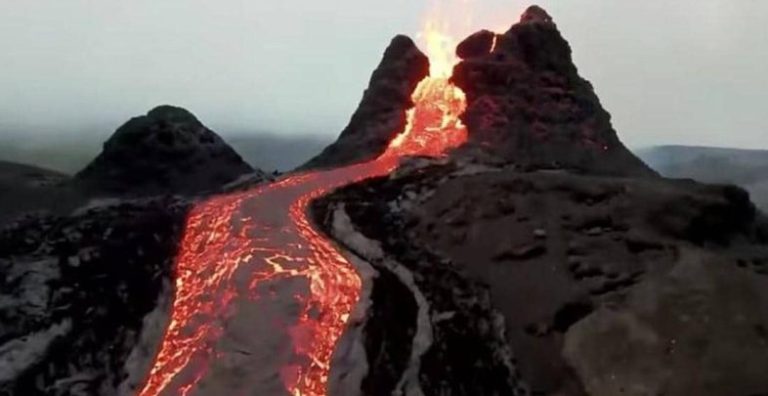 ثوران بركانين في اليابان وأندونيسيا