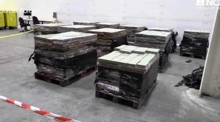 بالفيديو.. ضبط كمية كبيرة من الكوكايين في بريطانيا!