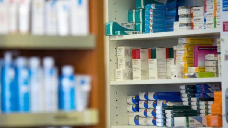 قانون معجّل للدواء المحلي: دعم للأسعار أم للمصانع؟