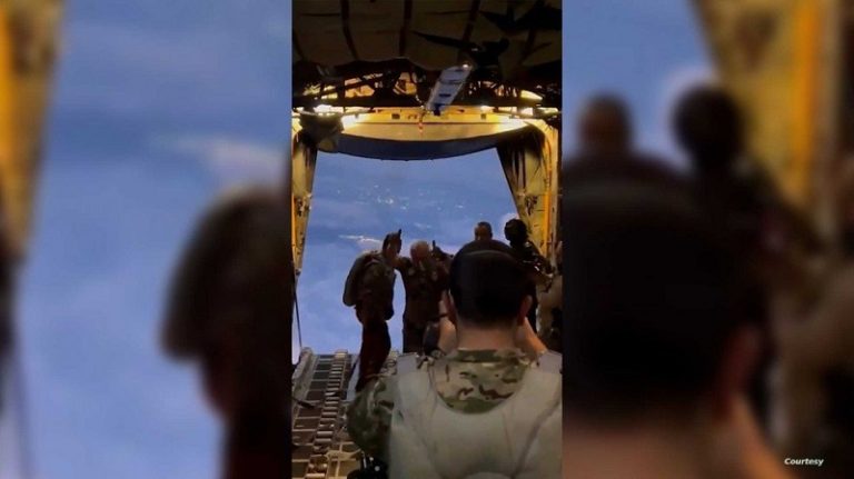ملك الأردن يشارك بعملية إنزال جوي للمساعدات في غزة (فيديو)