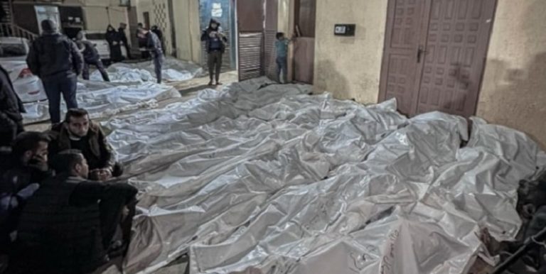 جثامين الشهداء تتكدس في ساحة مستشفى شهداء الأقصى (فيديو)