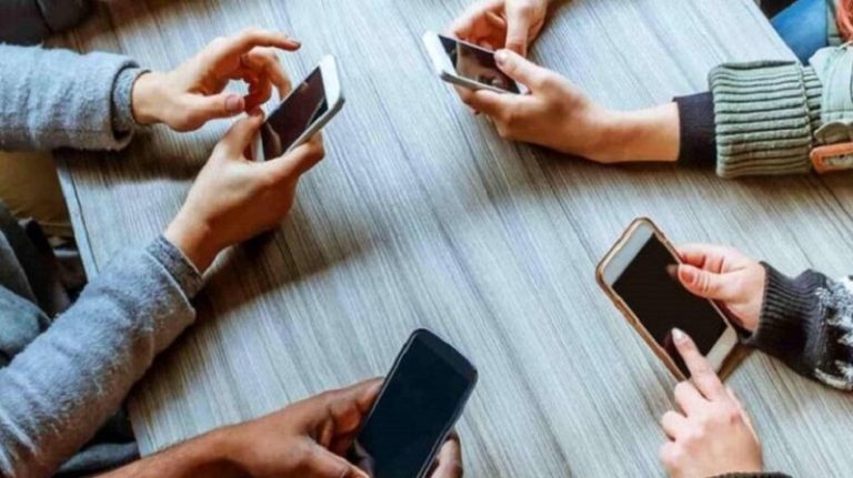 الهاتف “عميل قاتل”… ماذا وراء التحذير؟