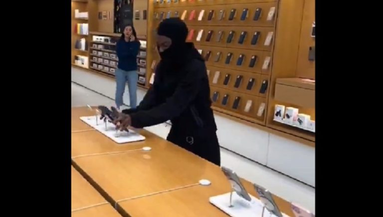 في وضح النهار.. سرق 75 هاتفاً في كاليفورنيا! (فيديو)