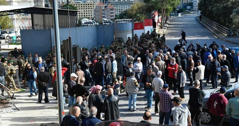 العسكريون المتقاعدون أمام السرايا الحكومية اليوم؟