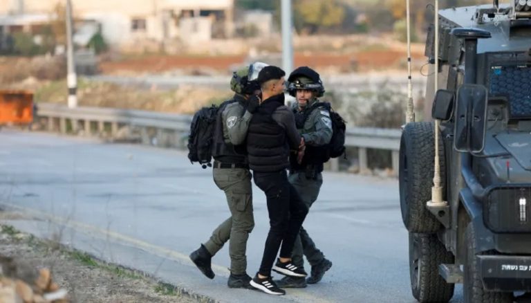الاحتلال يعتقل 35 فلسطينياً في “الضفة”