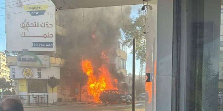 بالفيديو والصور.. استهداف سيارة في النبطية