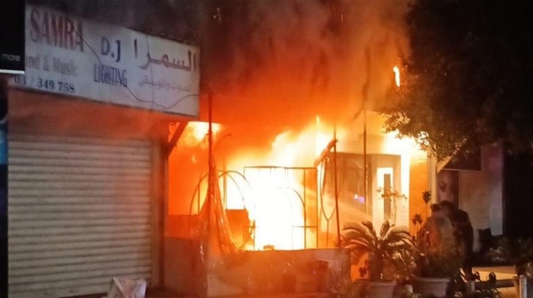 إحراق محل وإطلاق نار في صور (فيديو)