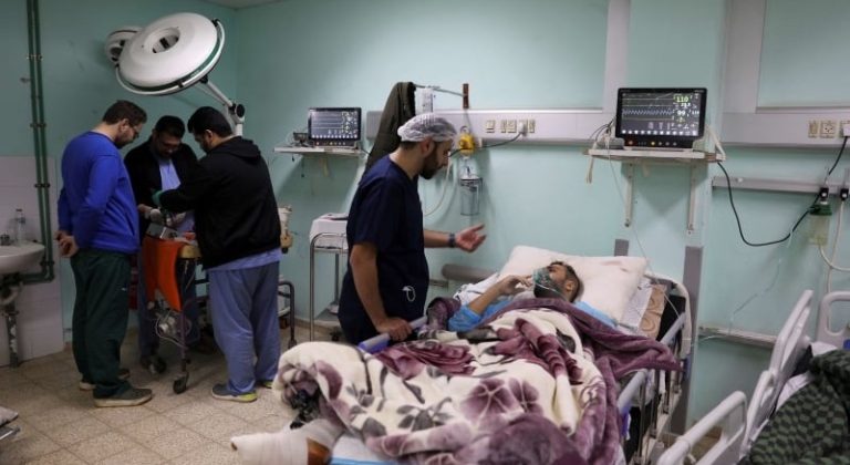 وفاة 3 مرضى نتيجة انقطاع الكهرباء في مجمع ناصر الطبي