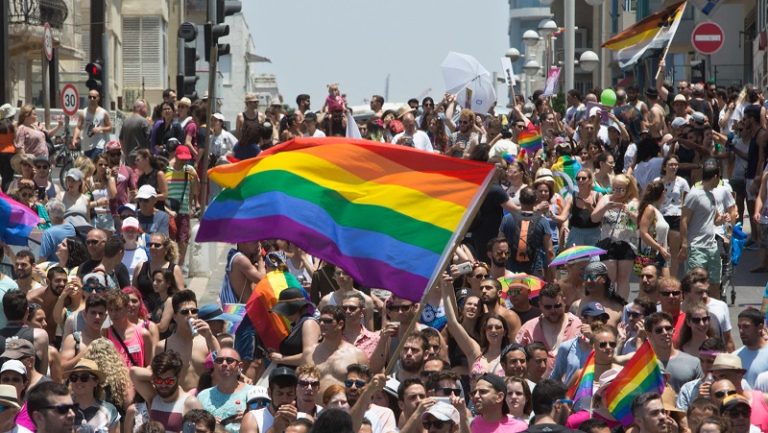 اليونان تقر زواج المثليين وتبنيهم للأطفال